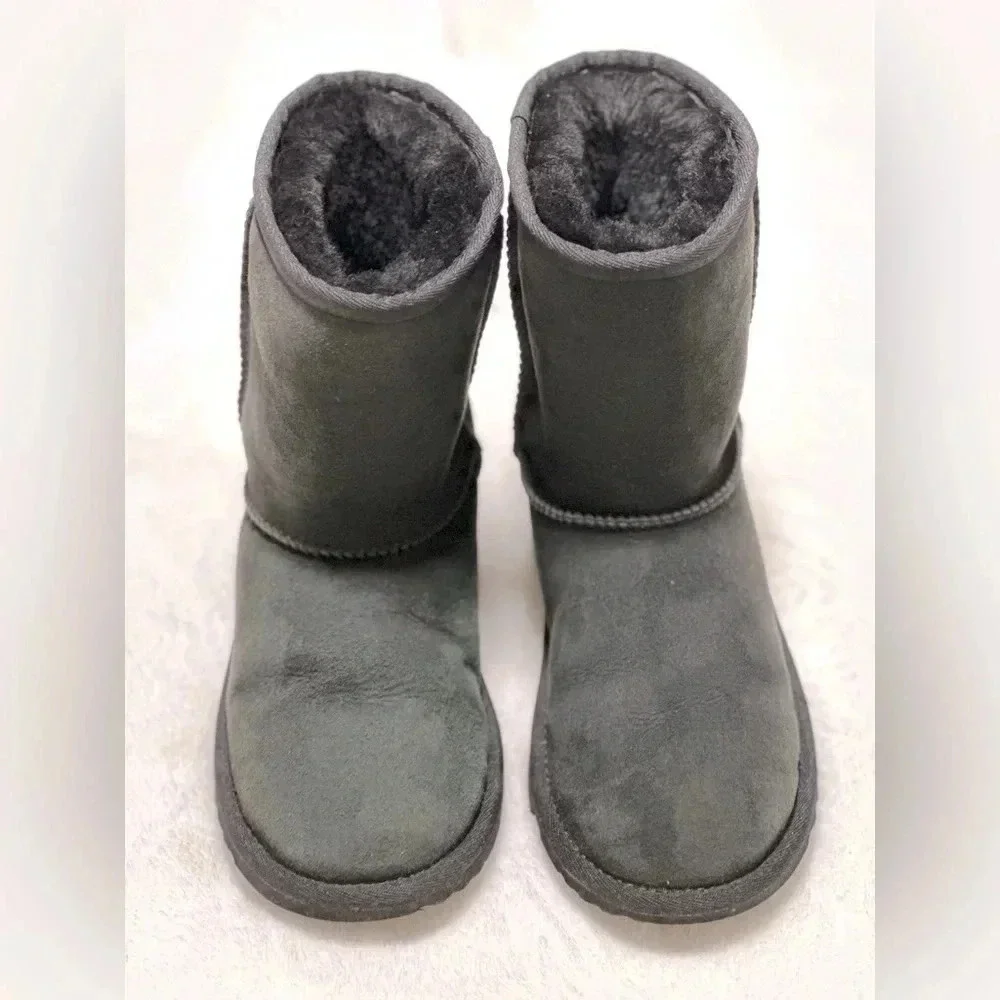 UGG Unisex Kid’s Classic Short Water Resistant Genuine Shesrling Boot Size 3